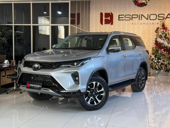 TOYOTA HILUX SW4 2.8 D-4D TURBO DIESEL SRX PLATINUM 4X4 AUTOMÁTICO
